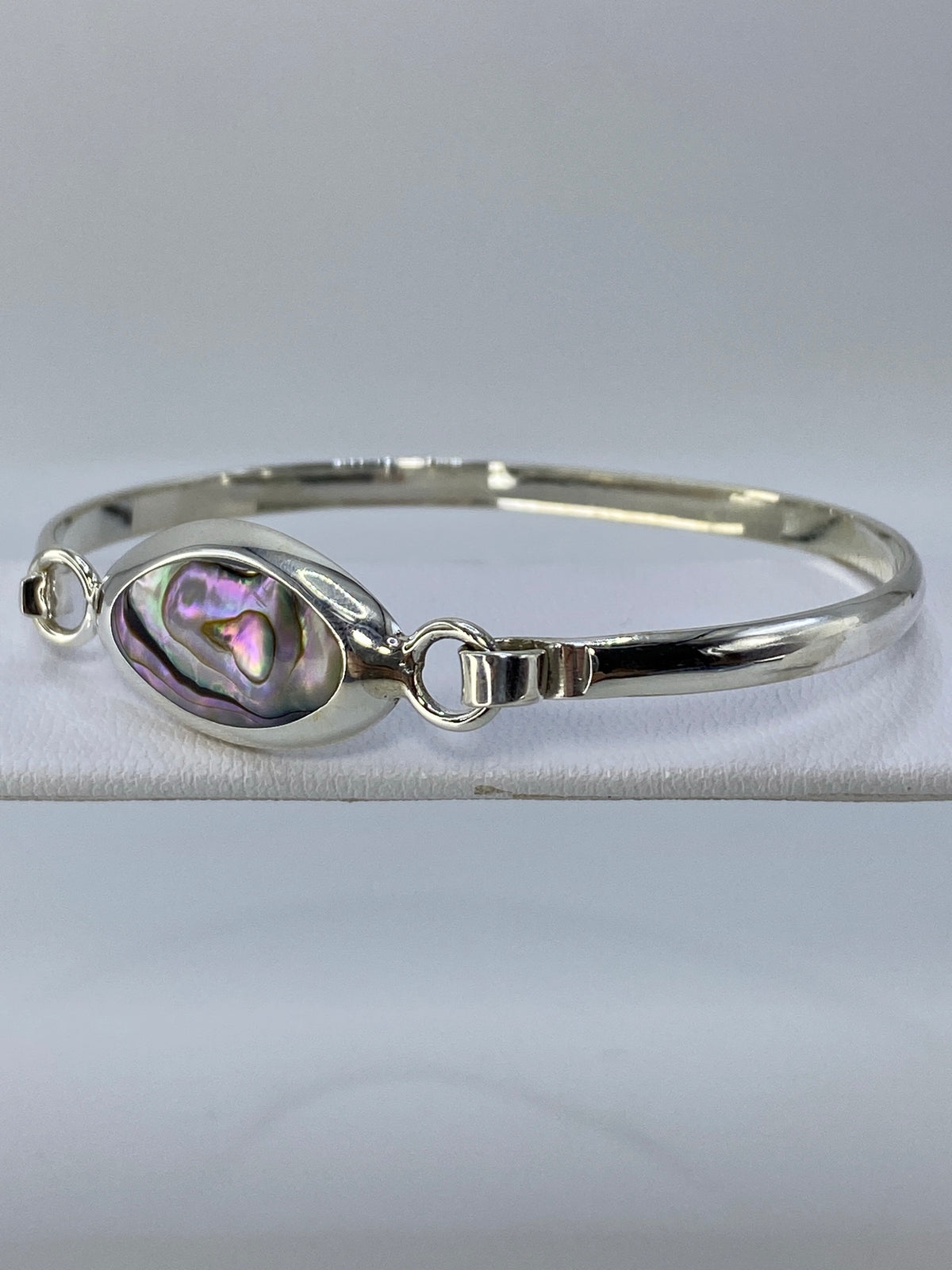 Vista de frente del brazalete mostrando la piedra multicolor en relieve