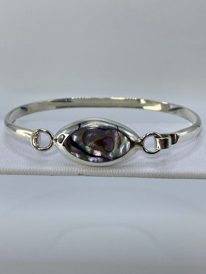 Brazalete puesto en la muñeca, bandas generosas de plata 950