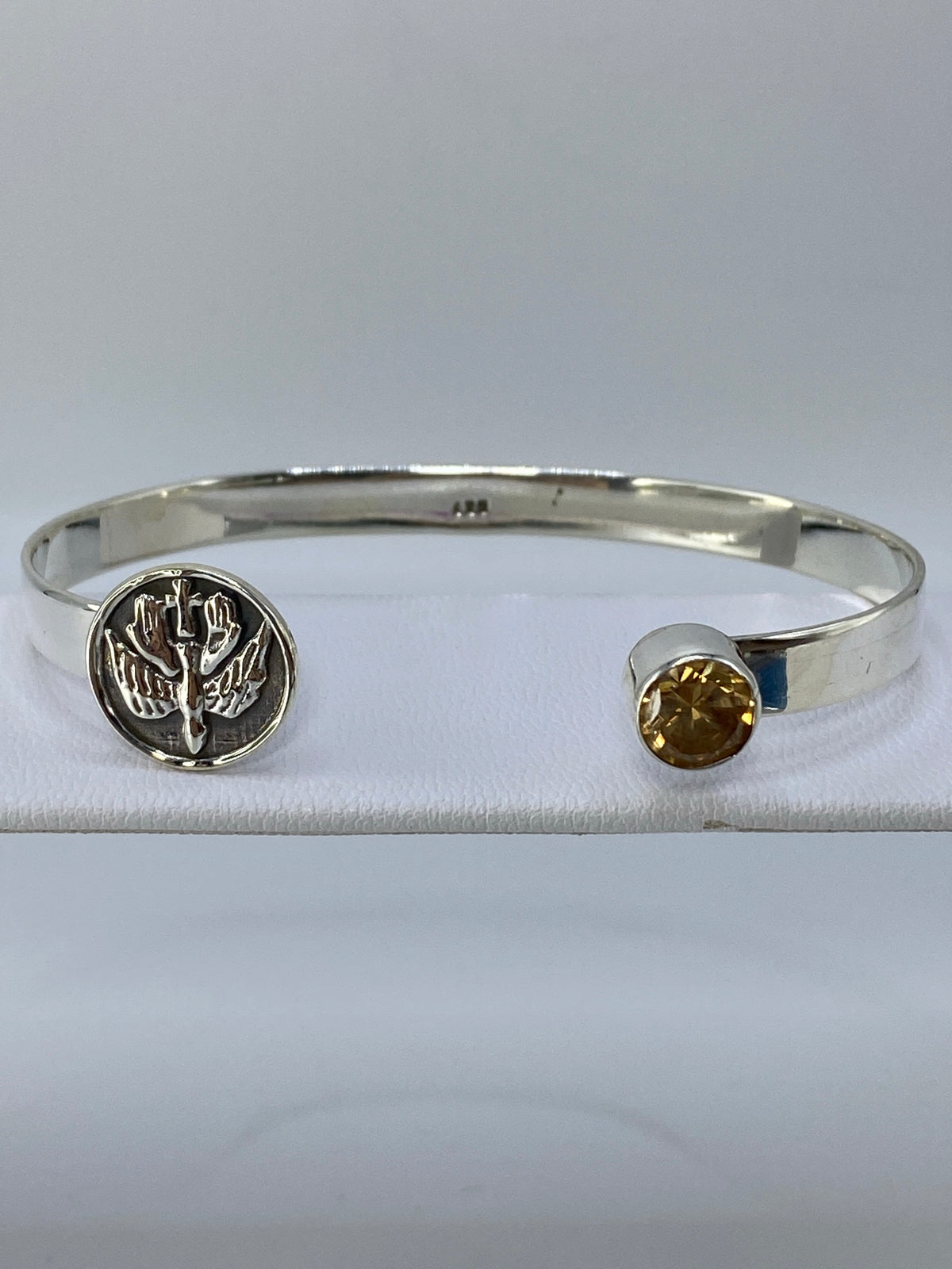 Brazalete de plata rígido con circonia café engastada, vista frontal abierta
