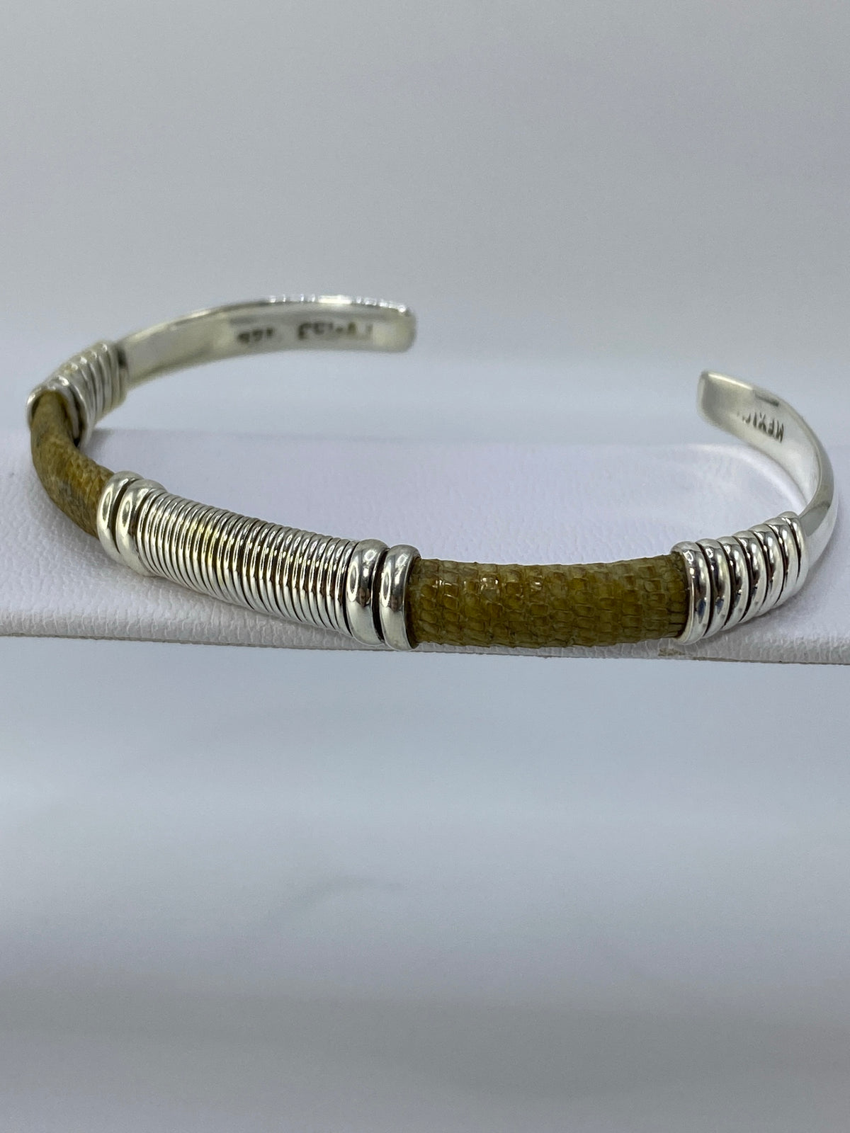 Brazalete abierto mostrando la forma cilíndrica y la textura en detalle