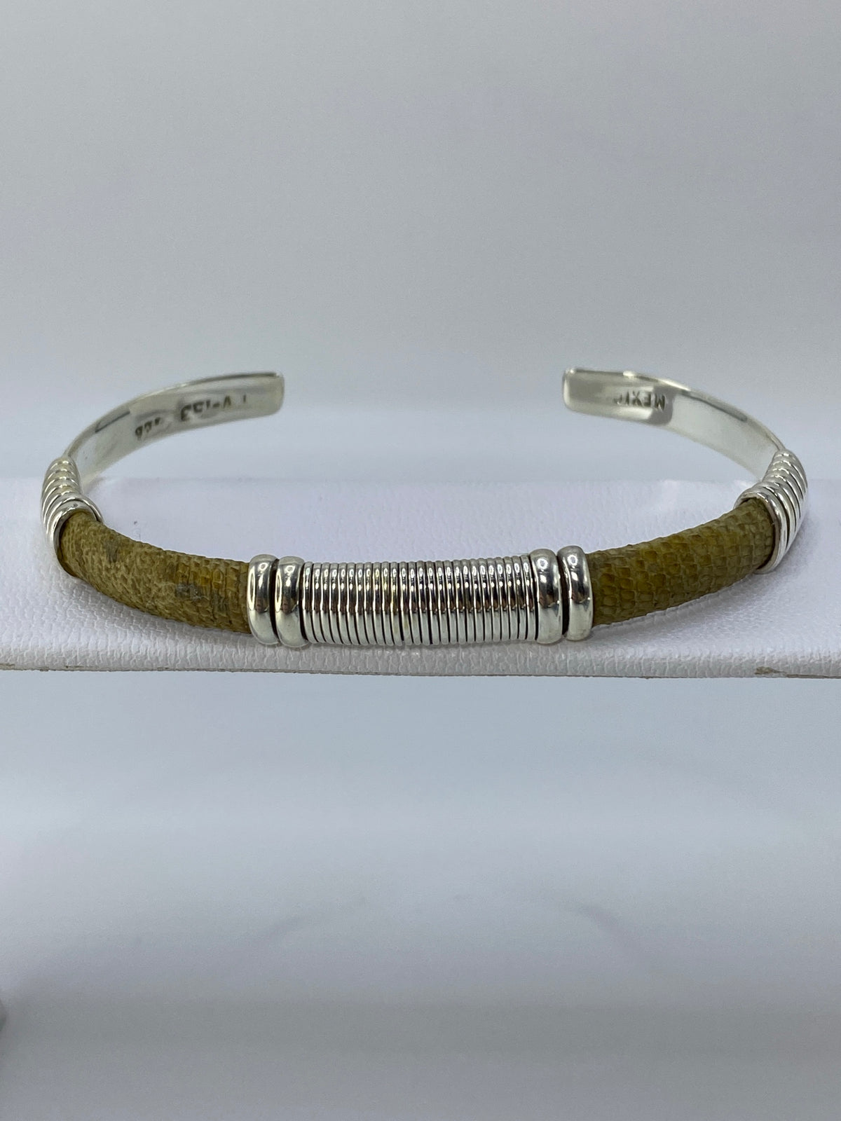 Brazalete puesto en la muñeca de una mujer, mostrando el ancho de banda de 4.5 cm
