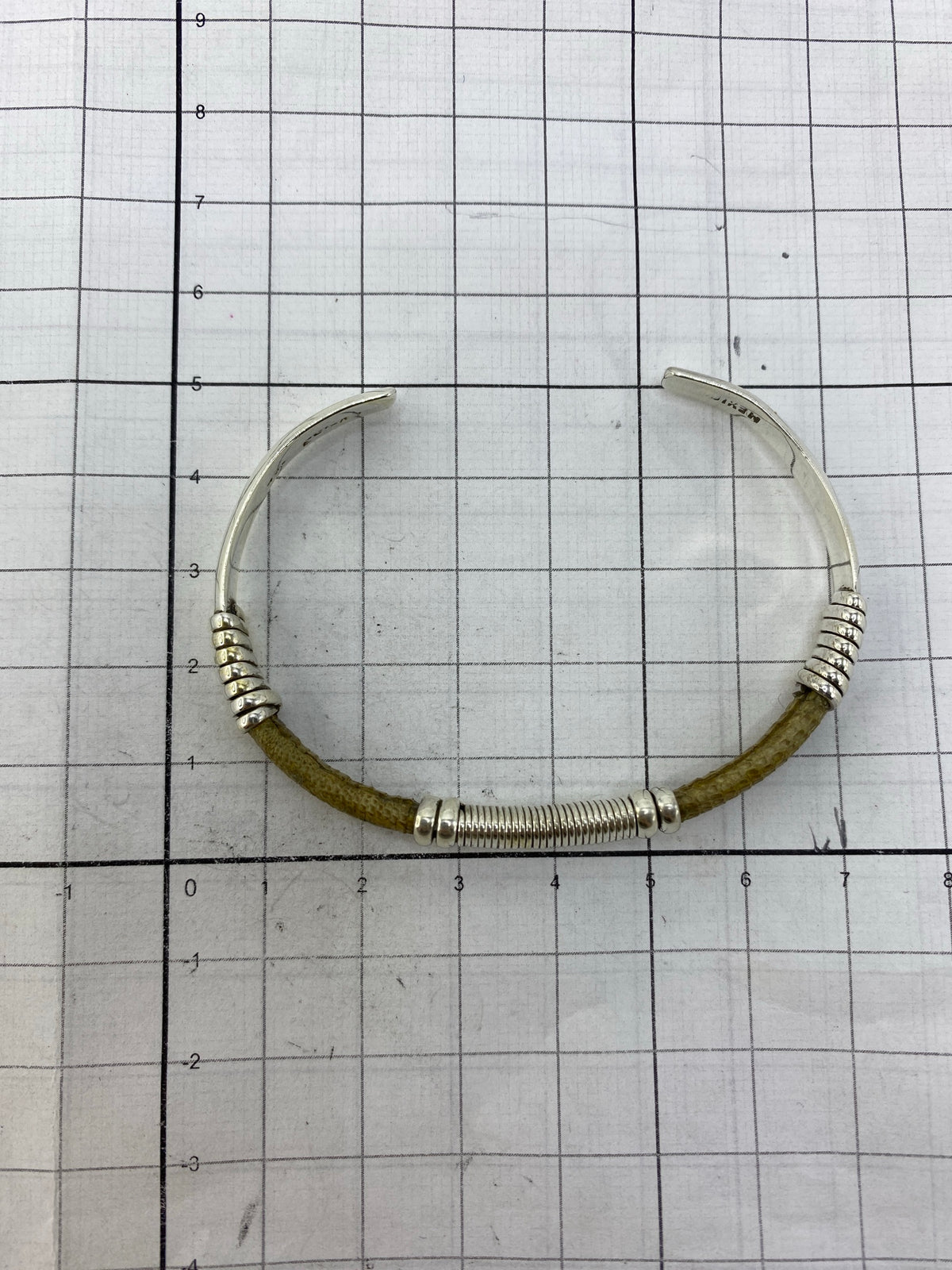 Brazalete sobre fondo blanco, vista de perfil, mostrando el Quinto 950