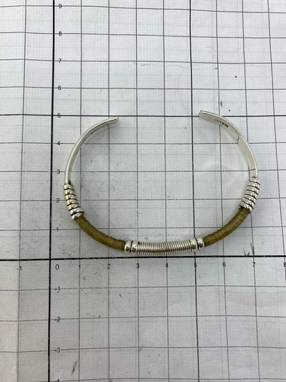 Brazalete sobre fondo blanco, vista de perfil, mostrando el Quinto 950
