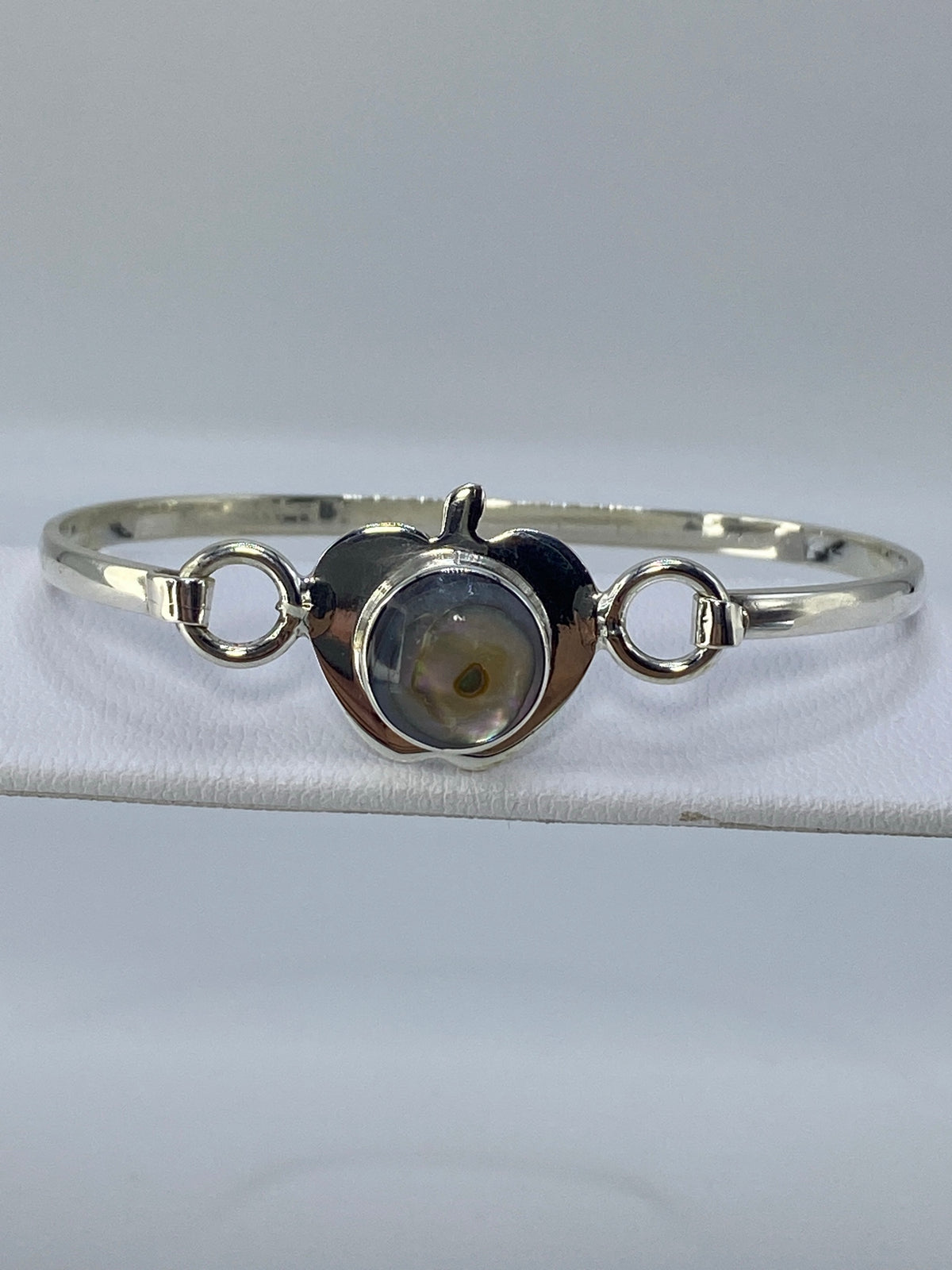 Brazalete de plata 925 rígido con piedra multicolor, vista frontal sobre fondo blanco