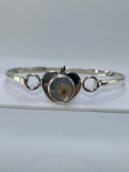Brazalete de plata 925 rígido con piedra multicolor, vista frontal sobre fondo blanco