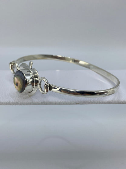 Brazalete de Taxco deslizado en muñeca, mostrando el diámetro interior de 6 cm