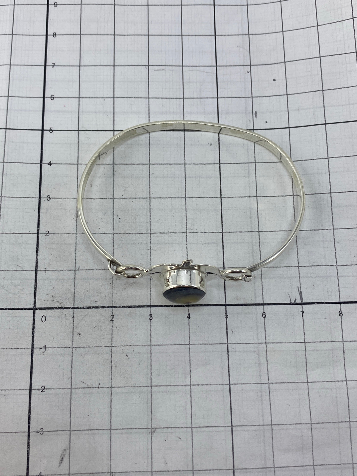 Brazalete sobre balanza mostrando peso de 10.63 gramos y marca 925
