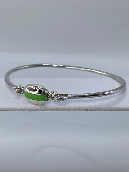 Vista lateral del brazalete de plata tipo puño sobre paño blanco