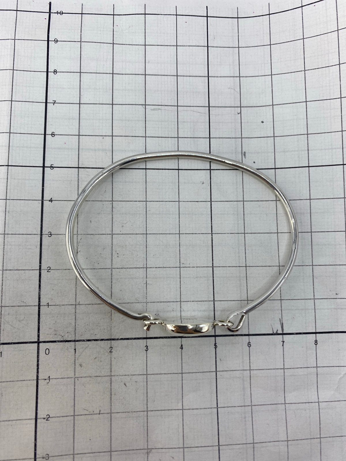 Brazalete puesto en la muñeca mostrando el tono verde olivo de la piedra