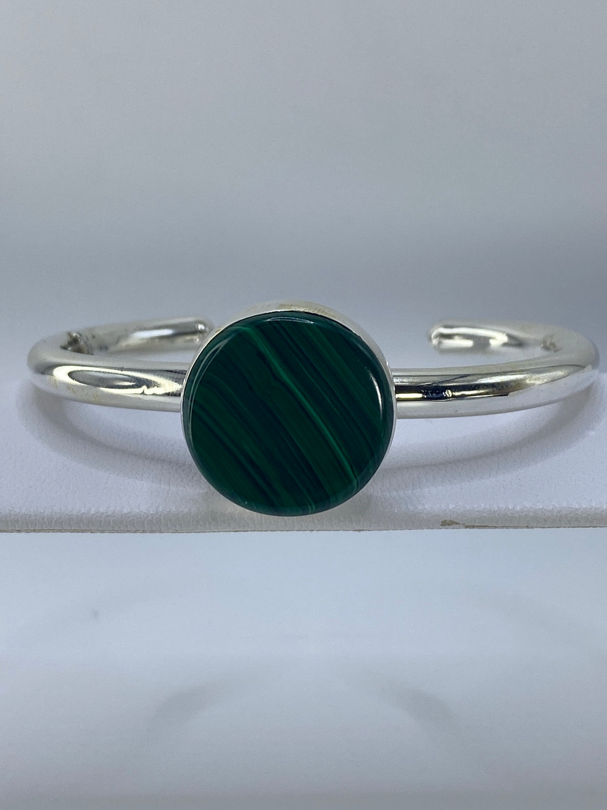 Brazalete rígido de plata 925 con malaquita verde de 6.7 cm diámetro interior, ancho 4.5 cm