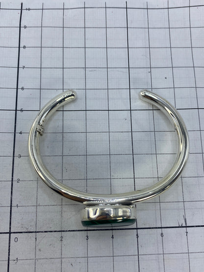 Brazalete sobre escala de centímetros confirmando diámetro interior 6.7 cm y ancho 4.5 cm