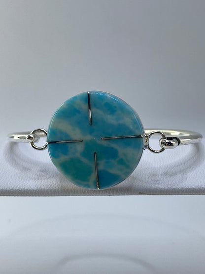 Brazalete sobre tela blanca, detalle del engaste de la turquesa y la band de 4.3 cm de ancho