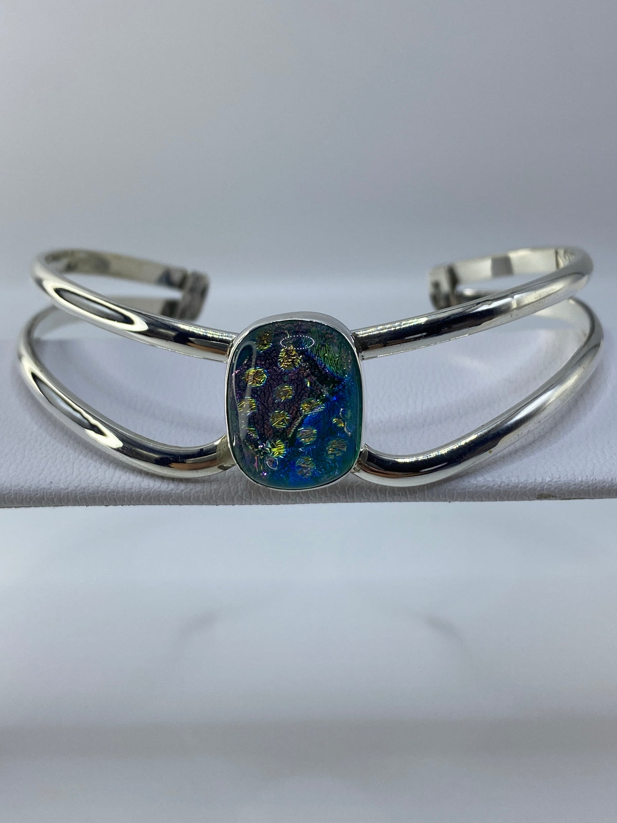 Brazalete puesto en muñeca, diámetro interior 6.7 cm, vista frontal