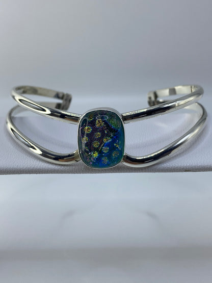 Brazalete puesto en muñeca, diámetro interior 6.7 cm, vista frontal