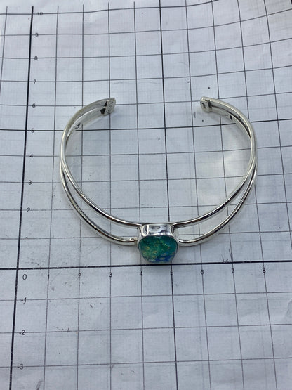 Detalle del engaste de piedra multicolor en plata 925, Quinto visible