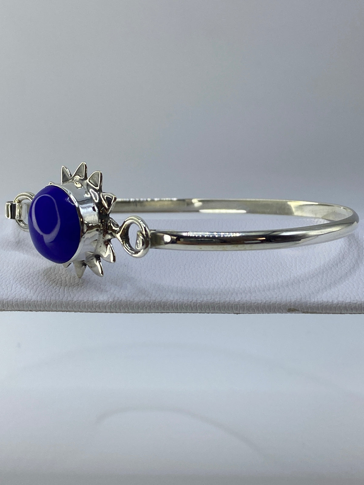 Vista superior del brazalete mostrando el engaste de lapislázuli y la banda ancha de plata