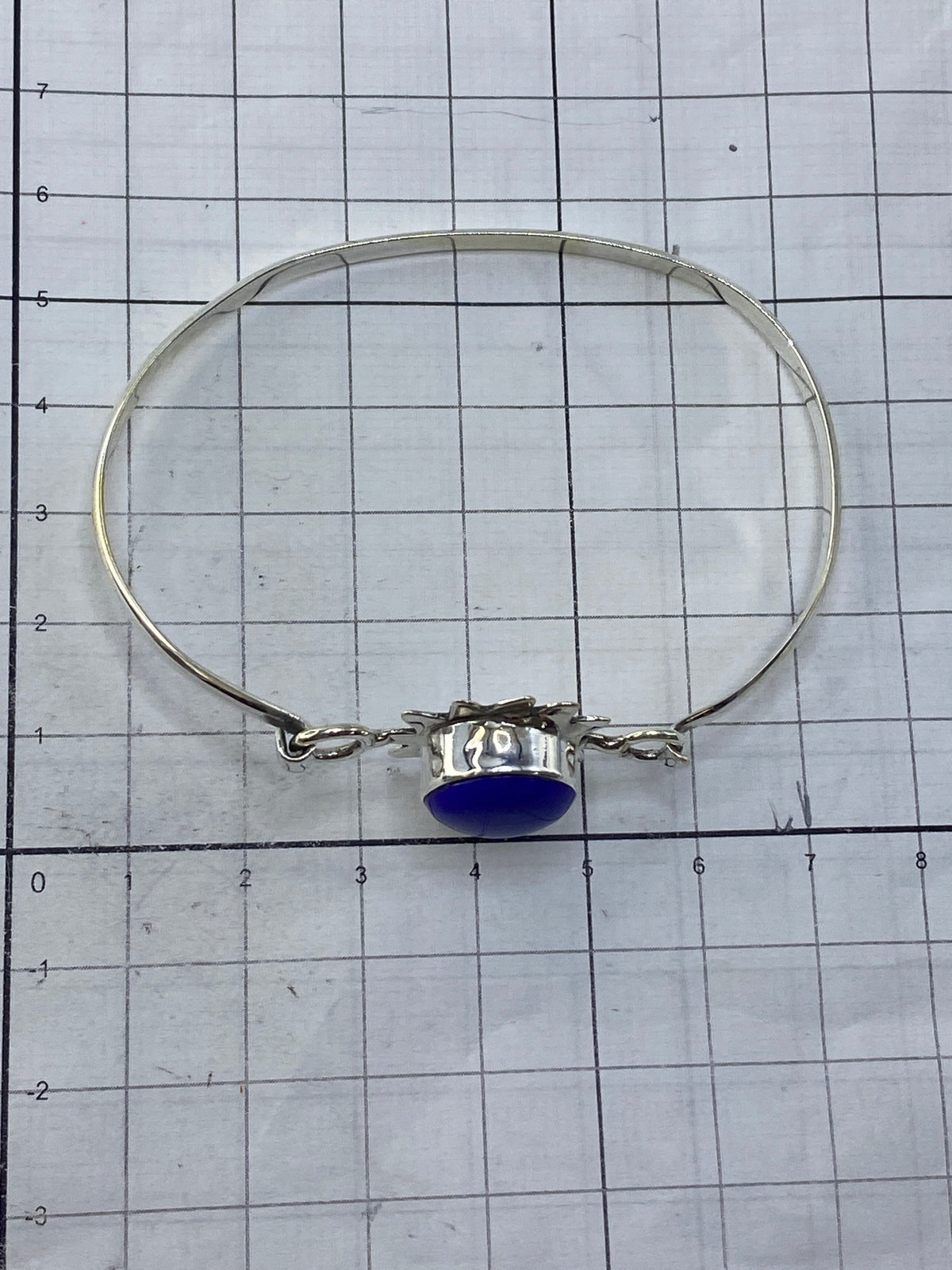 Brazalete sobre fondo neutro mostrando el diámetro interior de 6.5 cm