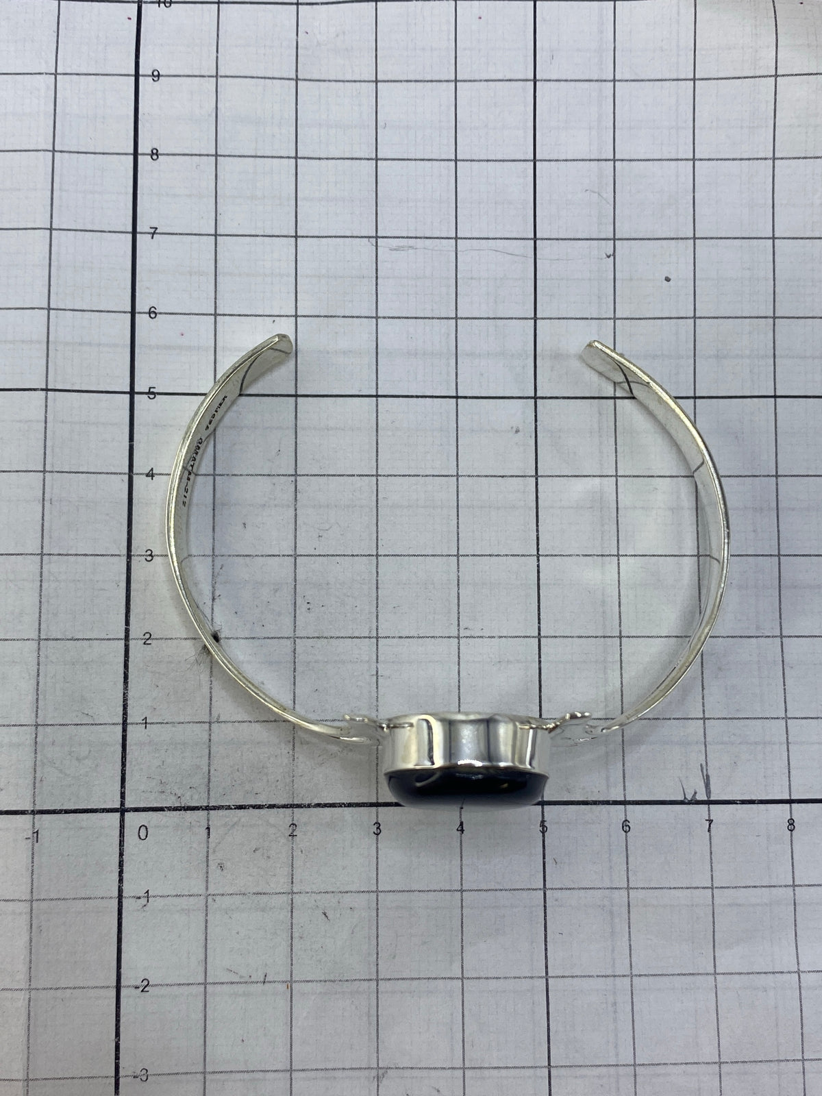 Brazalete puesto en la muñeca, mostrando cómo abraza sin apretar