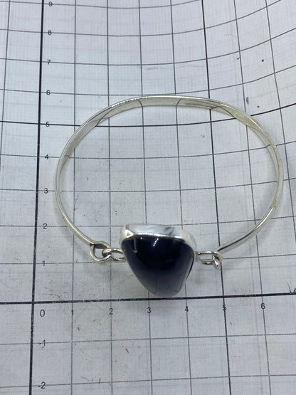 Reverso del brazalete mostrando el Quinto 950 y la calidad del engaste