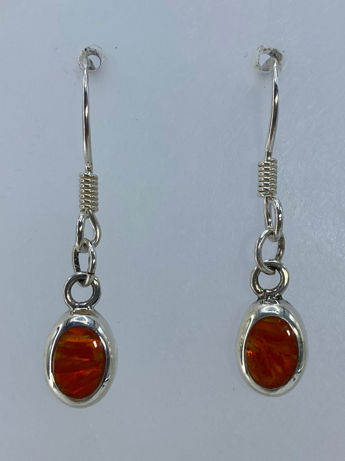 Par de aretes de plata con ópalo de fuego naranja, gancho plateado, vista frontal