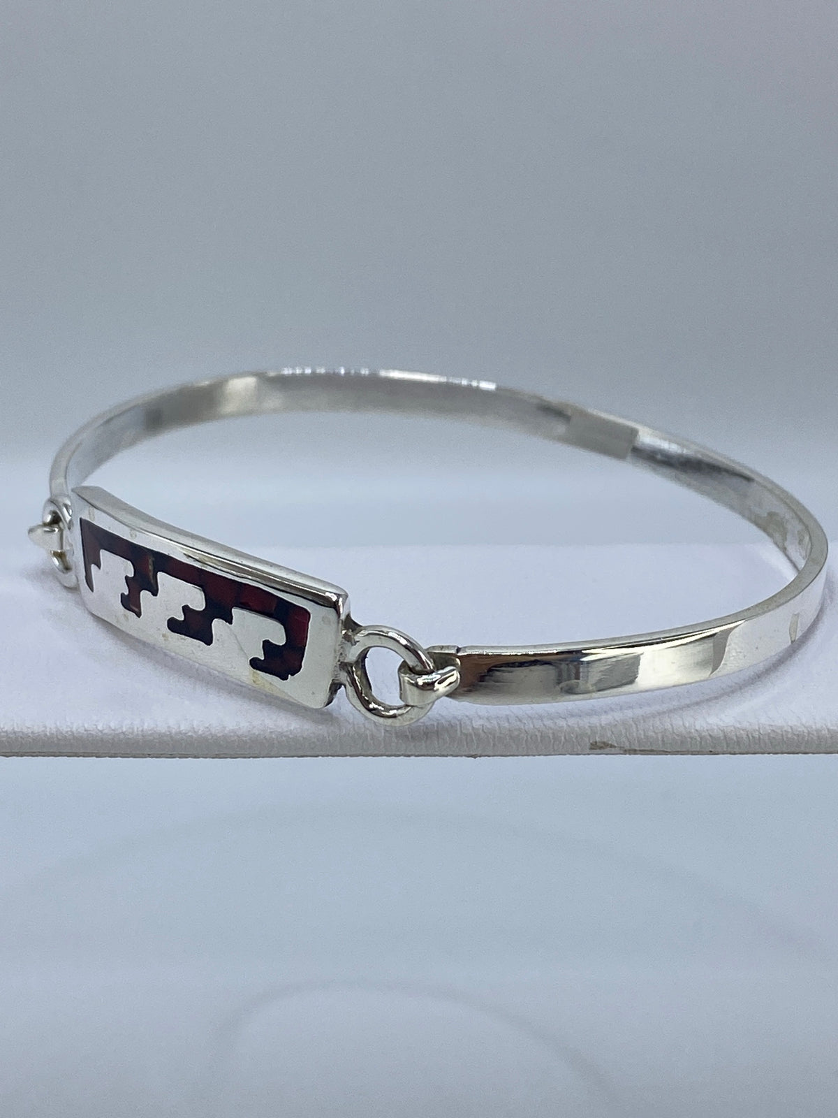 Brazalete cerrado mostrando el diámetro interior de 6.2 cm y el ancho de banda de 5.2 cm