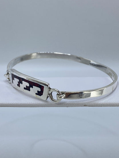 Brazalete cerrado mostrando el diámetro interior de 6.2 cm y el ancho de banda de 5.2 cm