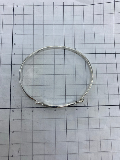 Brazalete puesto en la muñeca, mostrando presencia y proporciones reales