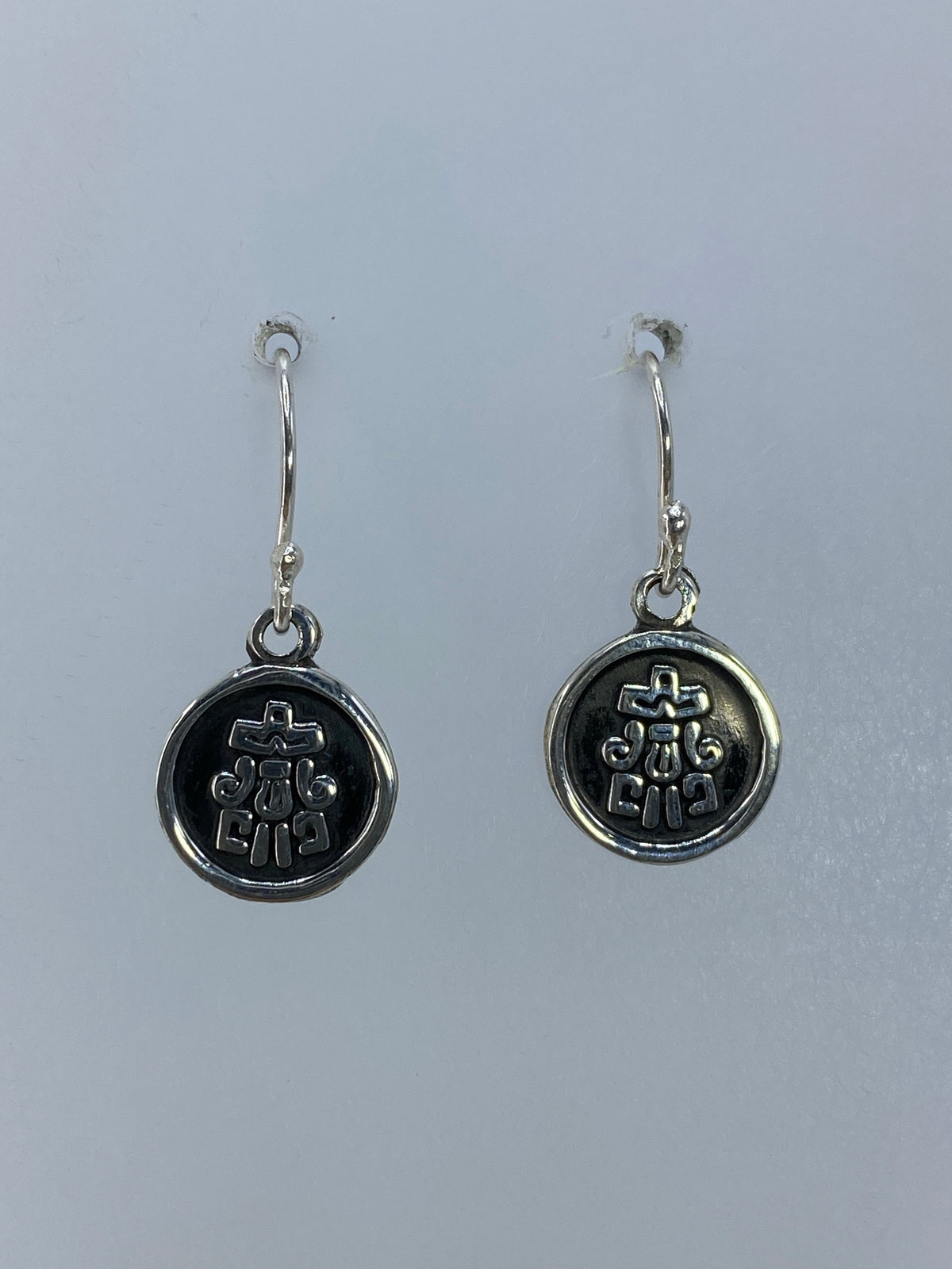 Detalle del repujado en relieve de la cruz masónica y símbolos geométricos