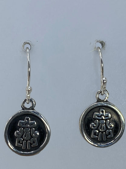 Aretes con gancho de plata, foto con escala de centímetros mostrando largo de 2.7 cm