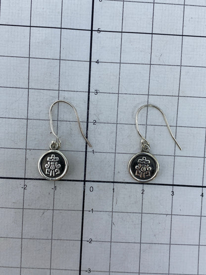 Reverso de los aretes mostrando el trabajo del repujado desde atrás y el Quinto 925