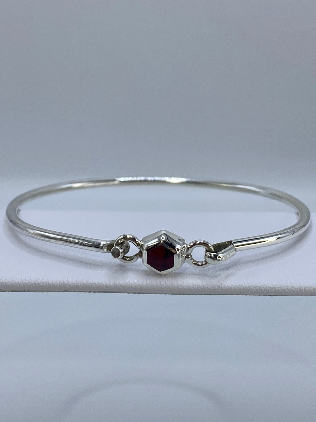 Brazalete puesto en la muñeca de una mujer, mostrando diámetro interior de 6.2 cm