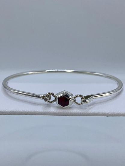 Brazalete puesto en la muñeca de una mujer, mostrando diámetro interior de 6.2 cm
