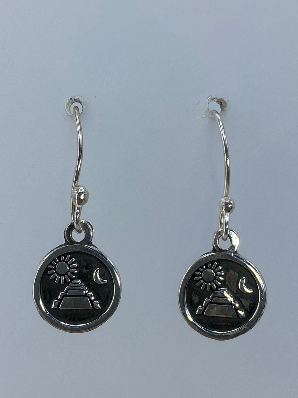 Aretes de plata repujados con pirámide azteca, sol y luna — el par colgando