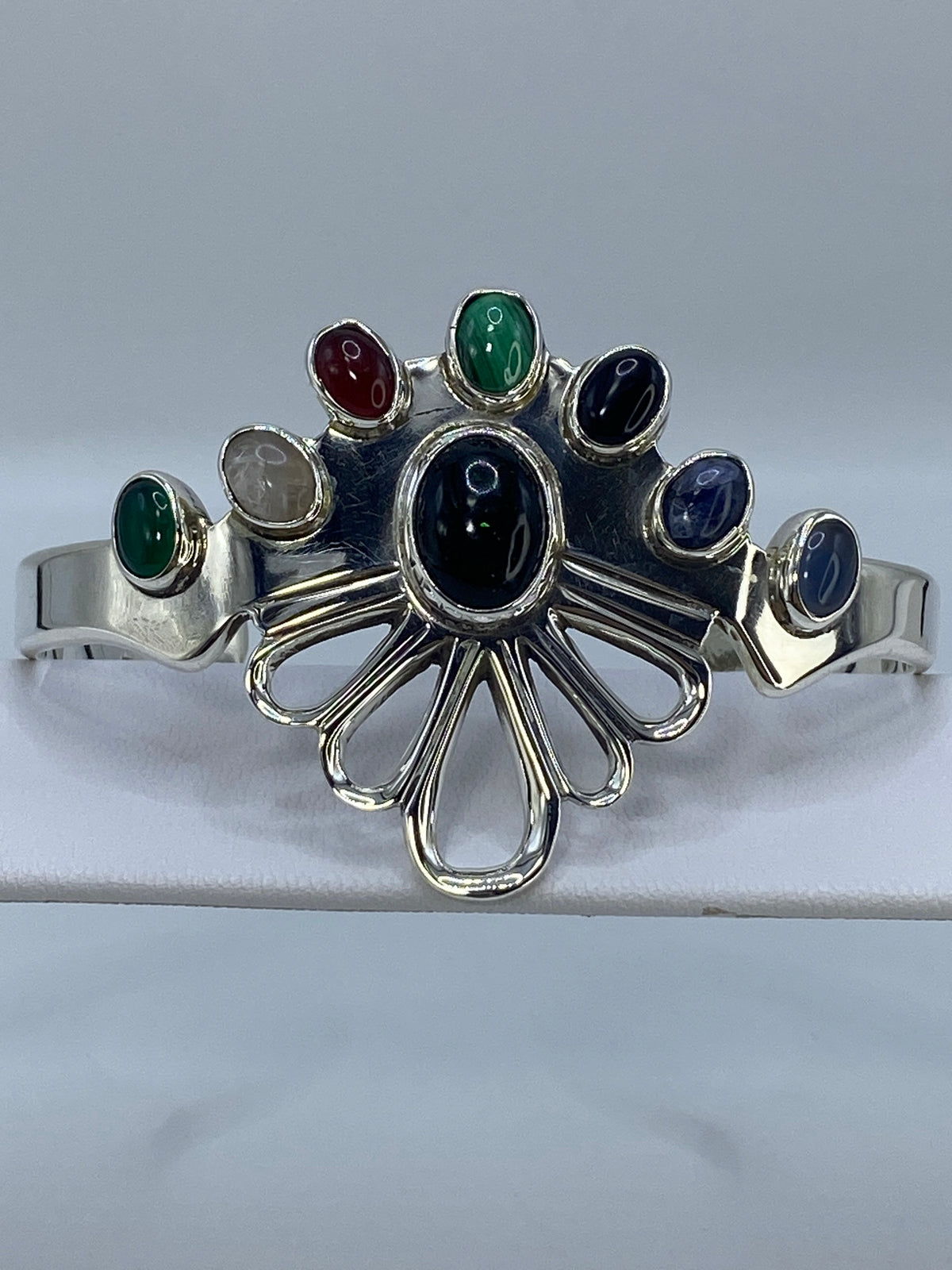 Brazalete de plata 925 con malaquita verde, ónix negro, lapislázuli azul y cuarzo cristalino