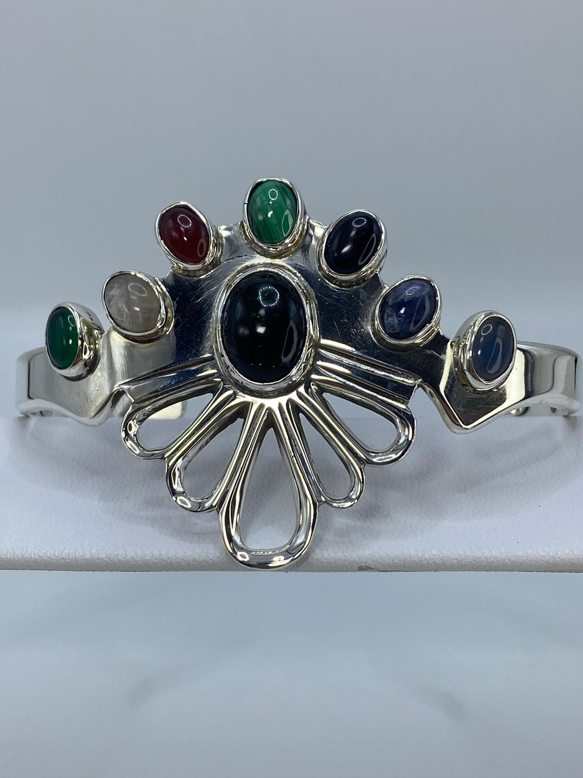 Detalle de la incrustación a mano de malaquita en el brazalete de plata 925