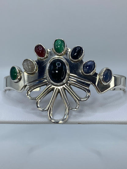 Detalle de la incrustación a mano de malaquita en el brazalete de plata 925