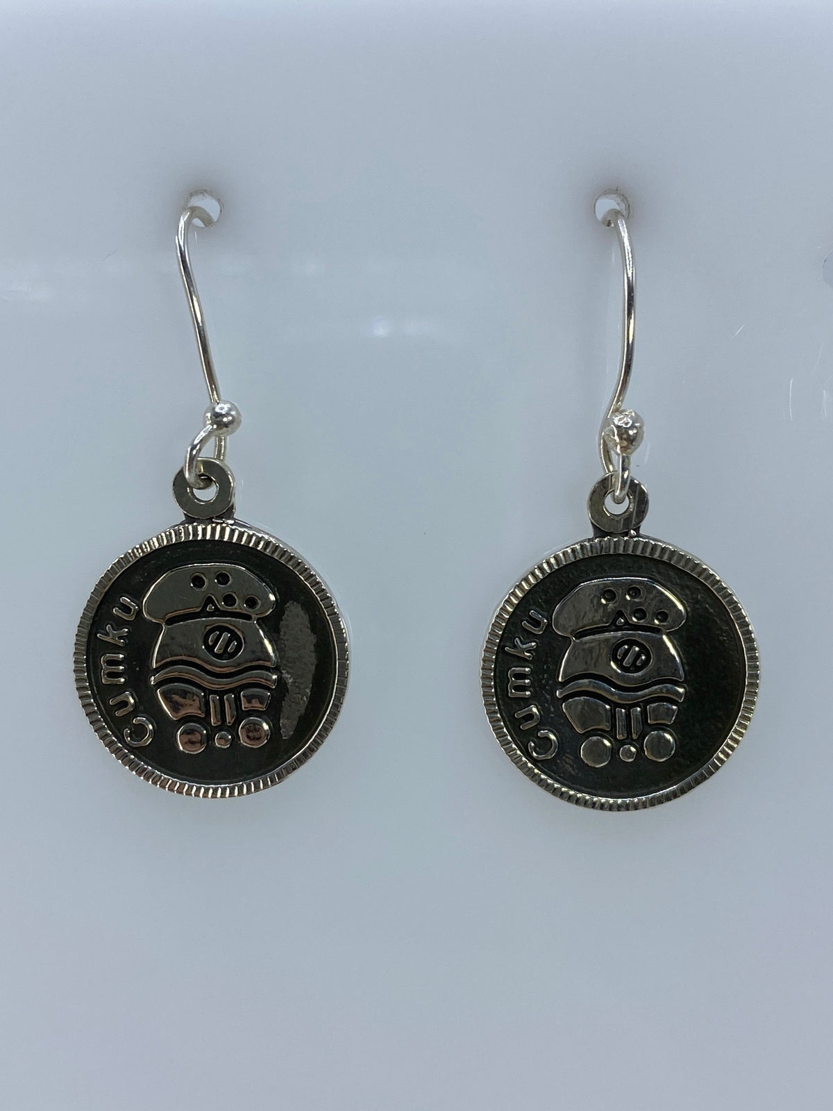Vista frontal de los aretes de plata 925 repujados con diseño simétrico