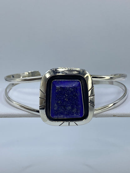 Brazalete rígido de plata 925 con lapislázuli azul profundo en vista frontal