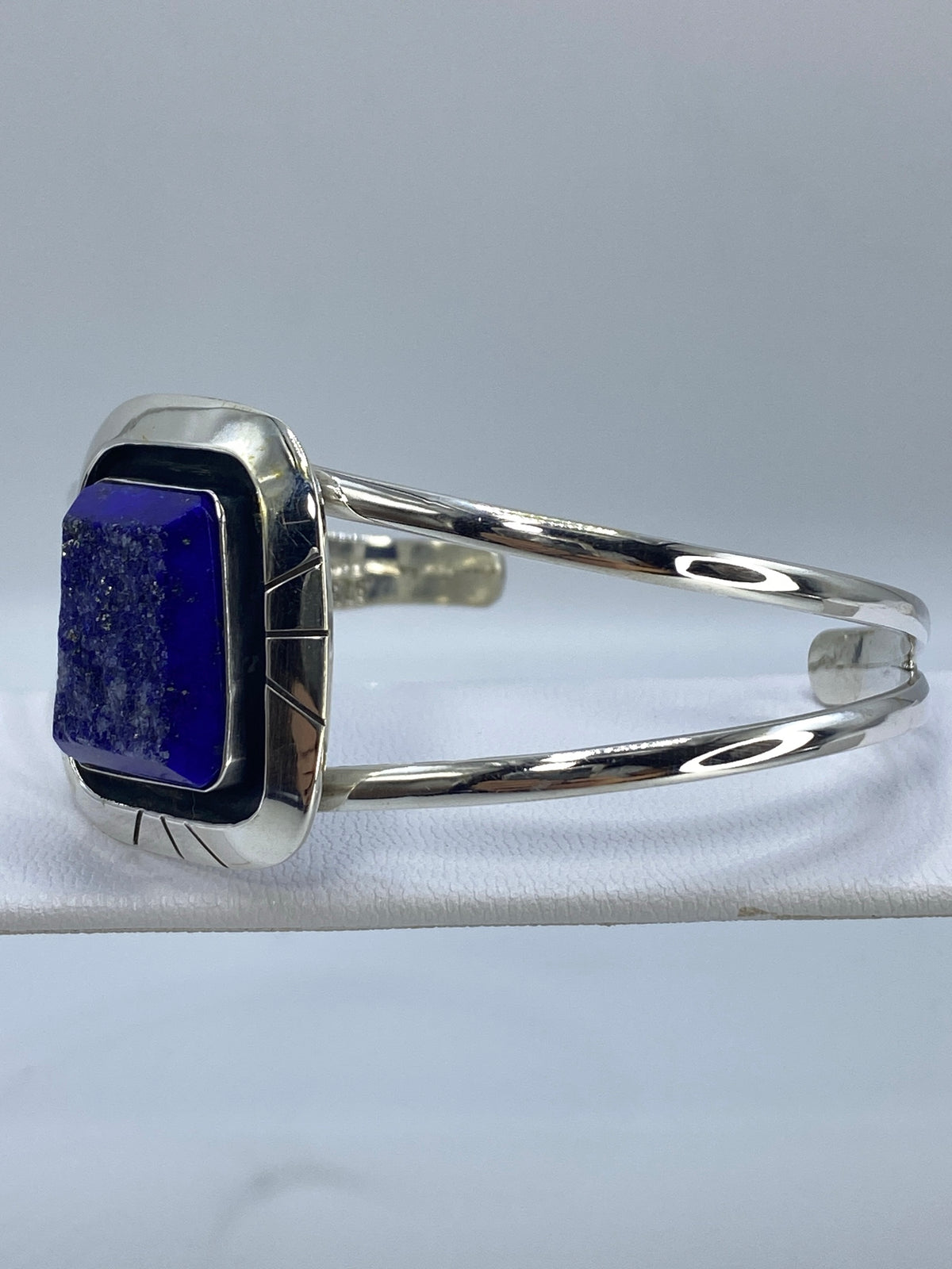 Detalle del lapislázuli azul con destellos dorados (pirita) en el brazalete