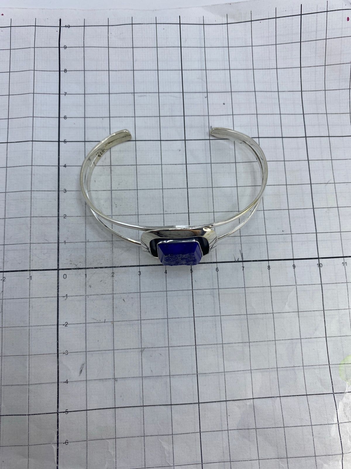 Brazalete de lapislázuli sobre fondo blanco con medidas 6.2 cm de diámetro interior