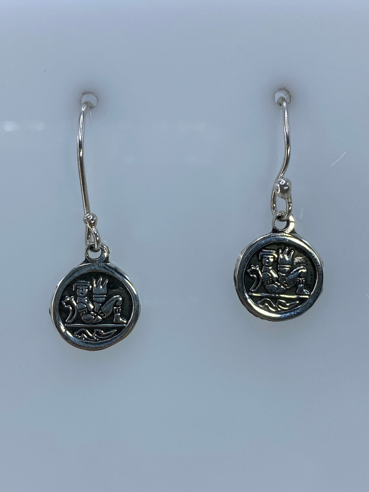 Aretes de plata 925 de Taxco con figuras en relieve profundo, colgando en ganchos