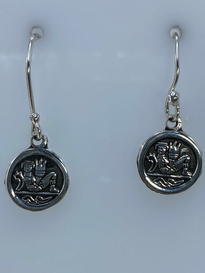 Detalle del relieve prehispánico repujado a mano en los aretes de plata