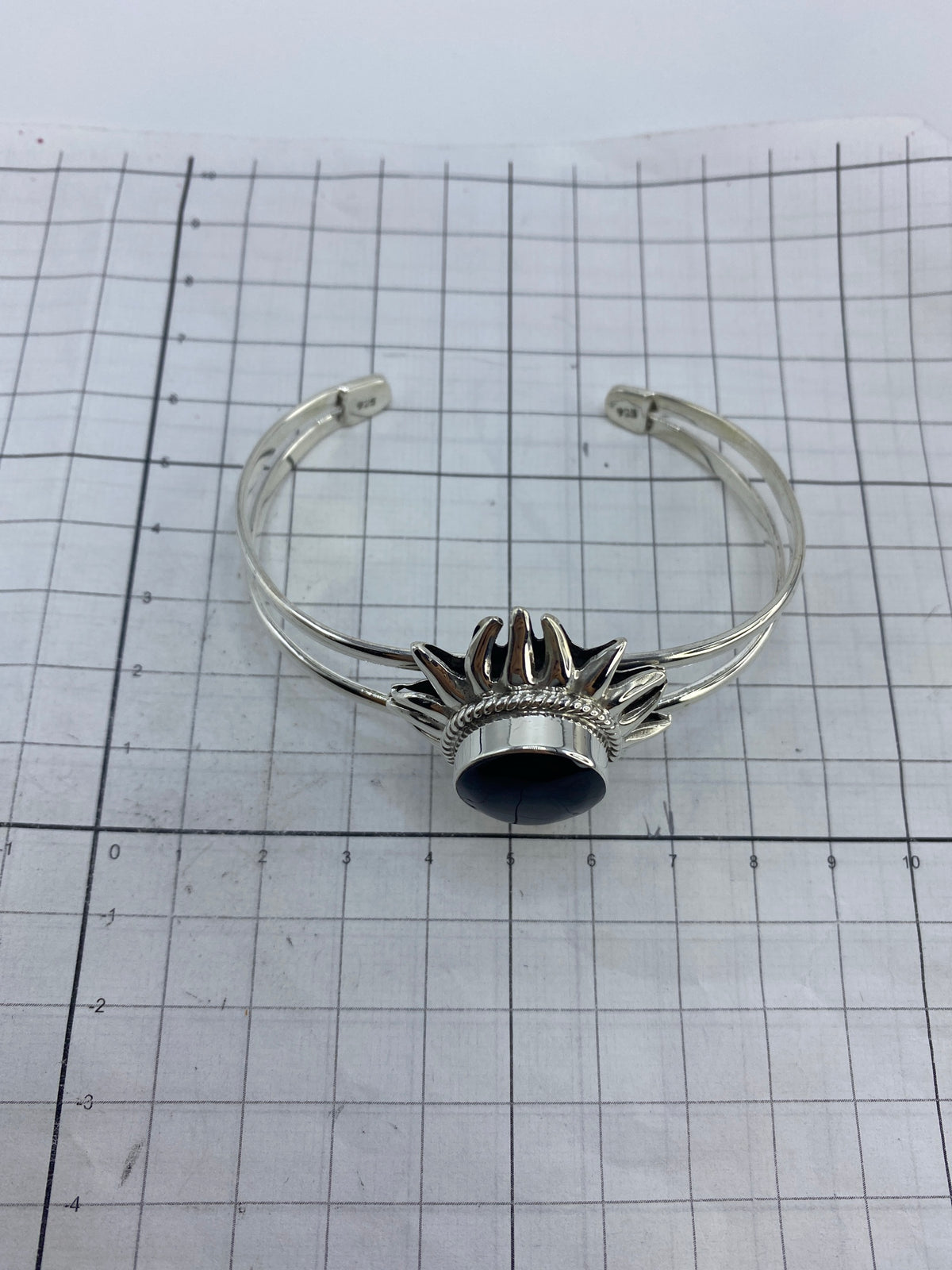 Vista en escala mostrando brazalete de plata 925 con Ónix negro — 27.51 gramos