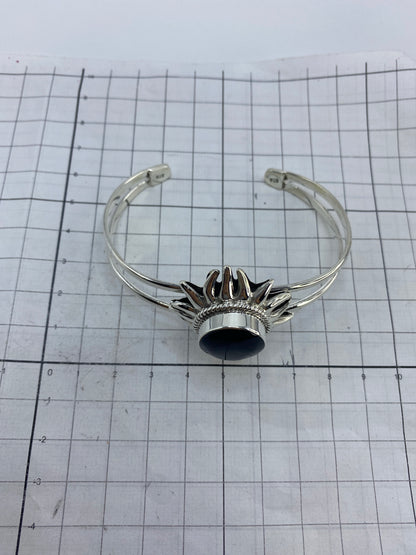 Vista en escala mostrando brazalete de plata 925 con Ónix negro — 27.51 gramos