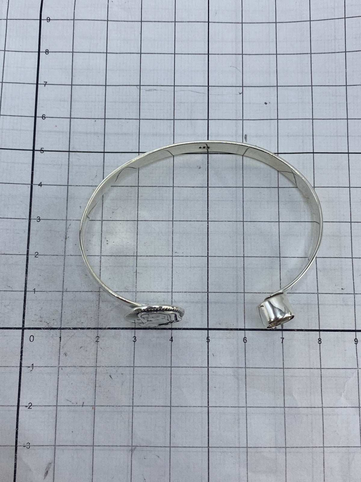 Brazalete sobre fondo blanco mostrando el Quinto 925 en el interior