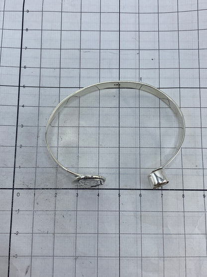 Brazalete sobre fondo blanco mostrando el Quinto 925 en el interior