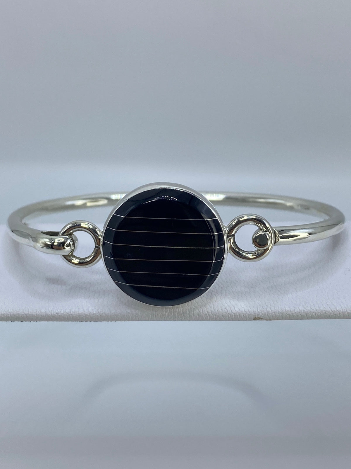 Detalle del onix negro engastado en plata, vista desde arriba