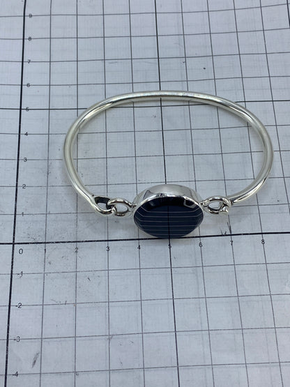 Brazalete puesto en la muñeca, mostrando el diámetro interior de 7 cm y el sello 925