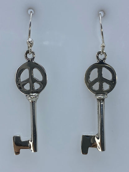 Par de aretes de plata con símbolo de paz calado, colgando en gancho de plata 925
