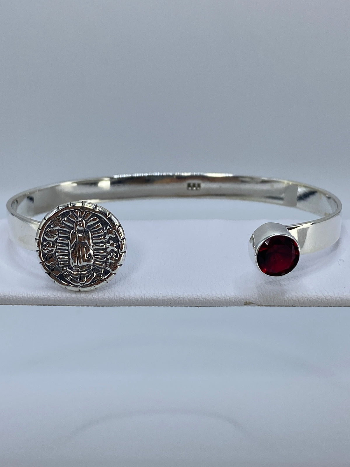 Brazalete de plata rígido con circonia roja vista superior